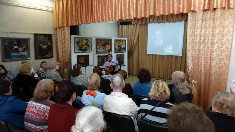 На встрече в Кисловодске поэт Сергей Рыбалко читал свои стихи и книгу о войне