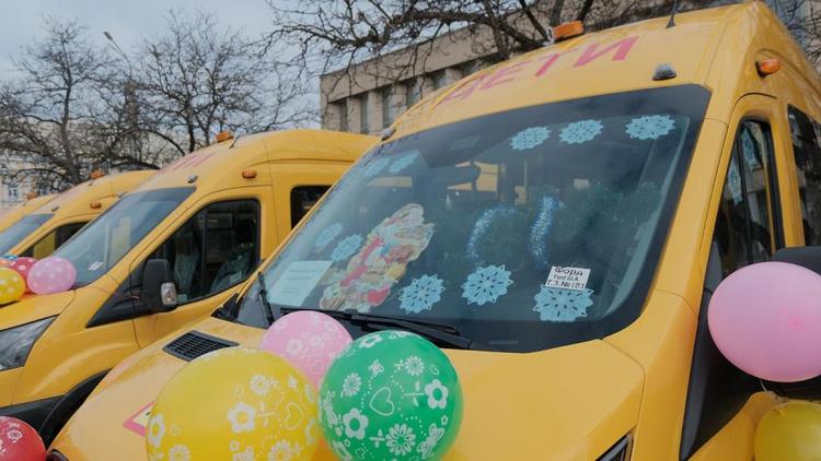 Две школы Кочубеевского округа Ставрополья получили новые автобусы