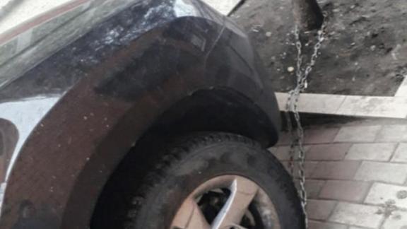 Соцсети: В Ставрополе водитель цепью «спасает» машину от эвакуатора