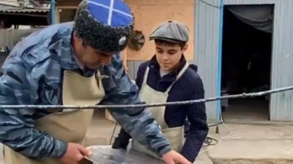 В ставропольском селе Новоселицком казак обучает сына ковке по металлу на самоизоляции