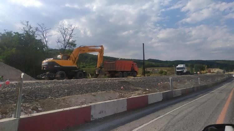 На участке трассы от аэропорта Минеральных Вод до Кисловодска идёт ремонт