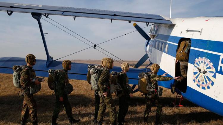 Казаки-десантники кадетской школы совершили прыжки с парашютом