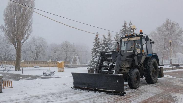 Улицы Пятигорска от снега убирают 14 машин спецтехники и 100 дворников