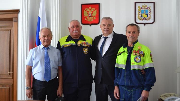 Двое спасателей награждены медалями «За заслуги перед Ставропольским краем»