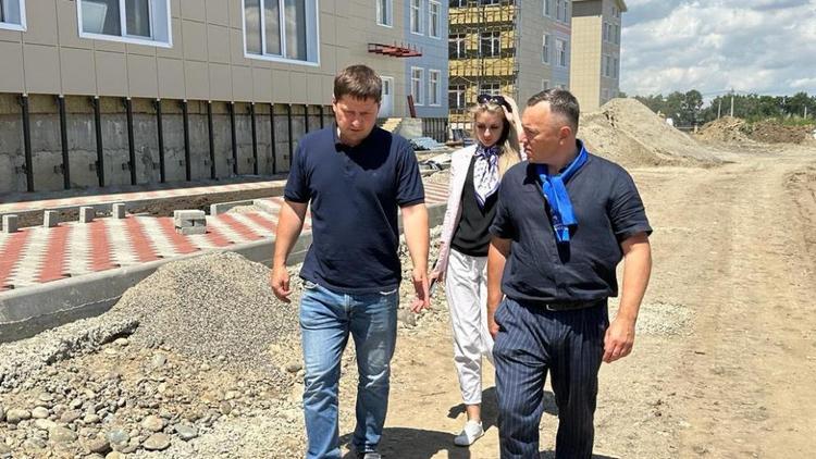 Партдесант на Ставрополье проверил ход строительства школы и капремонта больницы