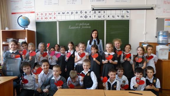 Сердца-памятки по безопасности смастерили школьники Ставрополя на 8 марта