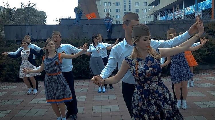 День Победы в Ставрополе отметили танцевальным флешмобом