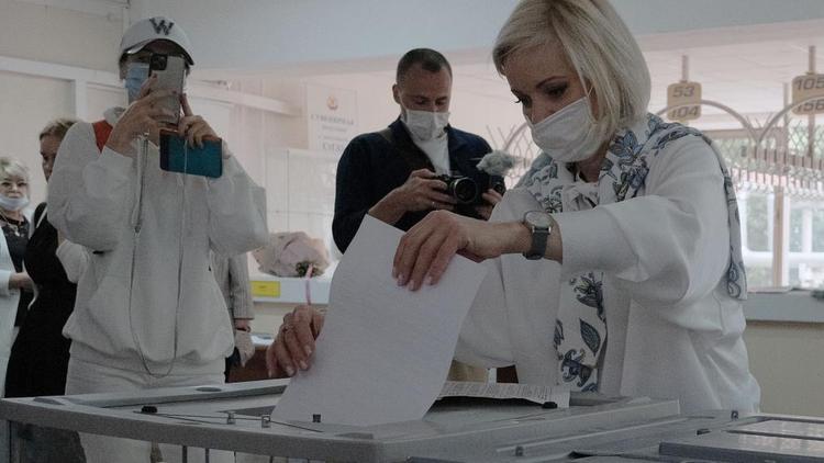 Ольга Казакова приняла участие в предварительном голосовании на участке в Ставрополе