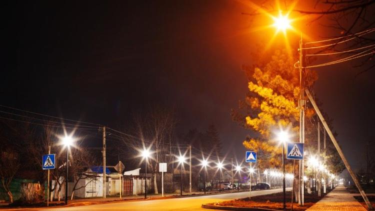 Более 200 светильников установили на новой аллее Кировского округа