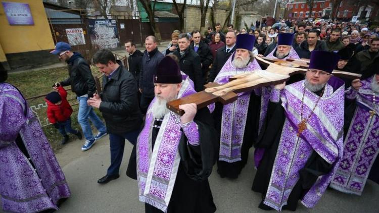 Крестный ход с освященным в Иерусалиме крестом совершили в Ставрополе