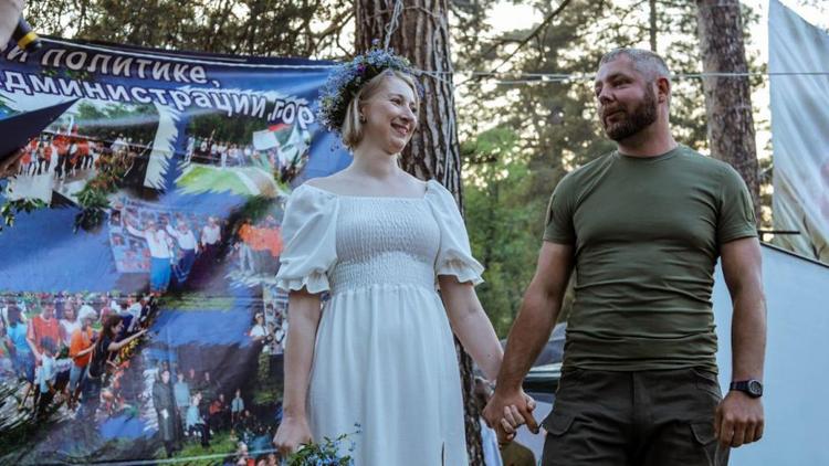 Влюблённые из Невинномысска поженились на «Вахте Памяти» в Архызе
