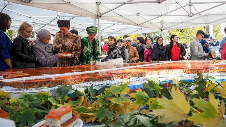 Трехметровый торт с картой Ставрополья создали к Покровской ярмарке в Невинномысске