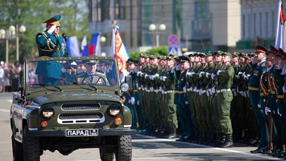 Бойцы 49-й армии поздравляют ветеранов Ставрополя мини-парадами и концертами