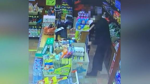 В Минеральных Водах разбойное нападение на продавца магазина попало на видео