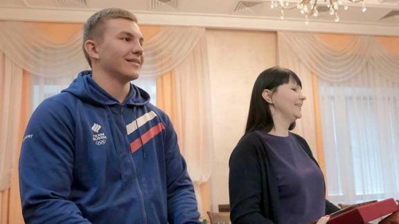 Чемпиона юношеской Олимпиады боксёра Алексея Дронова чествовал губернатор Ставрополья