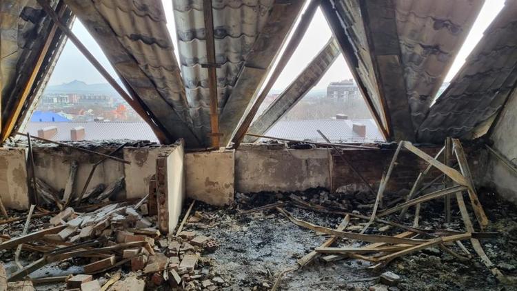 В станице Ессентукской восстановят пострадавшую во время пожара крышу многоквартирного дома