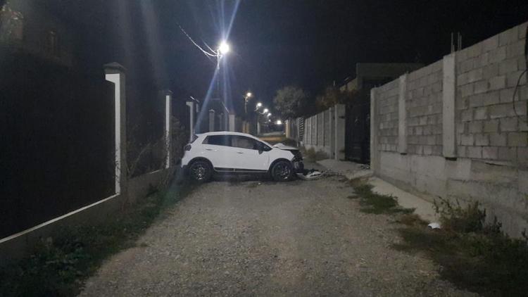 В Пятигорске девушка за рулём кроссовера врезалась в забор