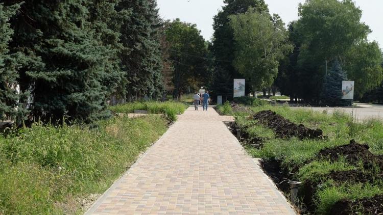 В Кочубеевском округе Ставрополья благоустраивают пешеходную дорожку