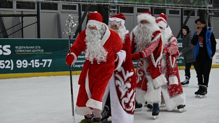В Ставрополе Деды Морозы проверили готовность парка Победы к Новому году
