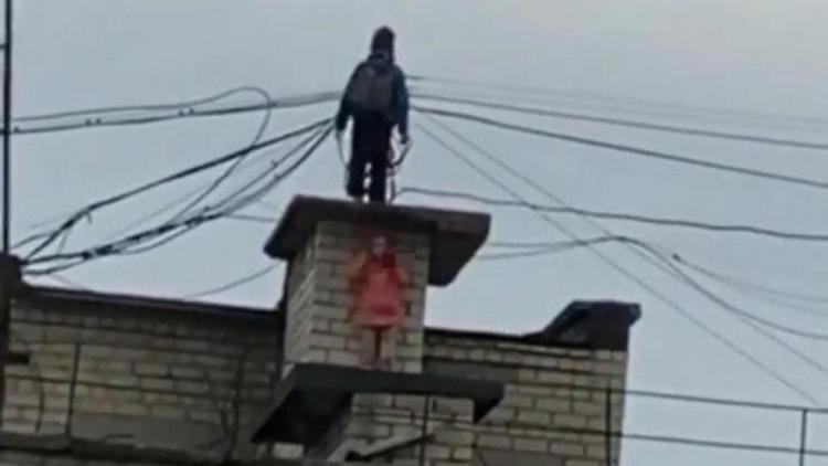 В Невинномысске горожане беспокоятся о гуляющих по крыше подростках