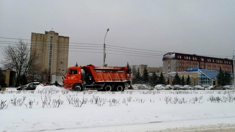 Заснеженные и обледенелые дороги Ставрополя расчищают 120 единиц техники