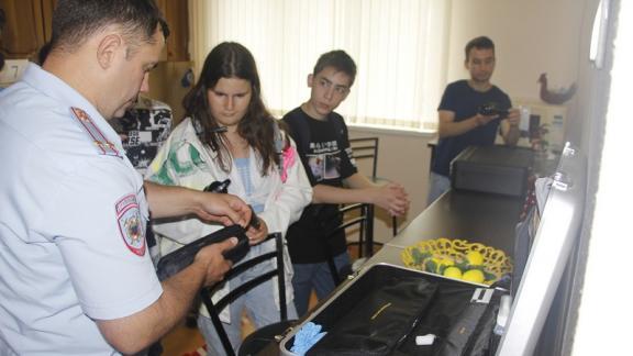 Ставропольские эксперты-криминалисты рассказали подросткам о своей работе