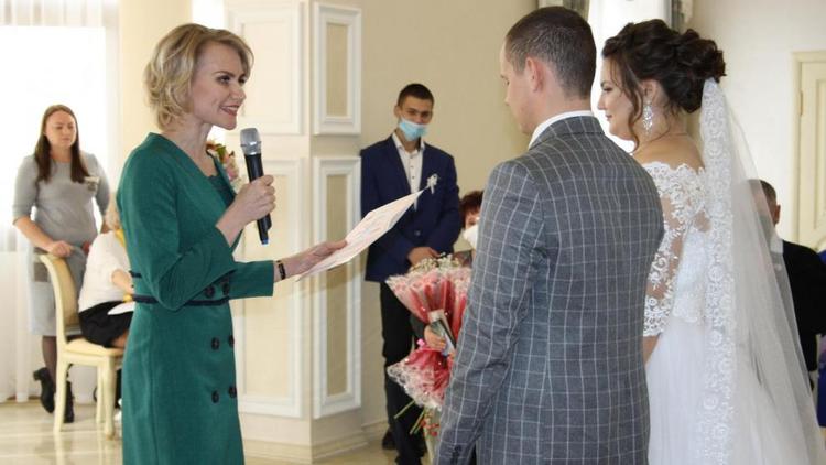 В Ставрополе работает лучший ведущий церемонии бракосочетания края