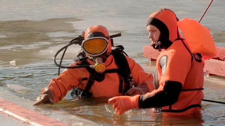 На Комсомольском пруду Ставрополя спасатели провели учения водолазов