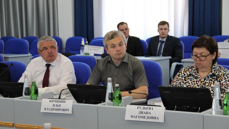 Ставропольские парламентарии обсудили меры поддержки молодежи, спортсменов и тренеров