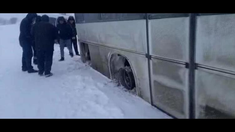 Ставропольские автоинспекторы помогли пассажирам сломавшегося на трассе автобуса