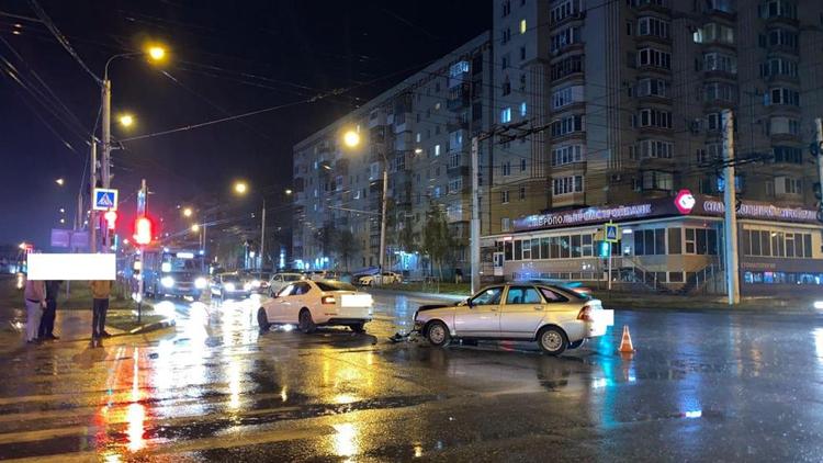 В Ставрополе столкнулись два автомобиля: три человека пострадали