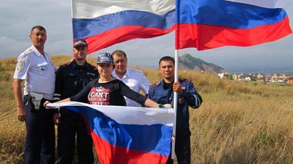 Ставропольские автоинспекторы установили флаг России на горе Бештау