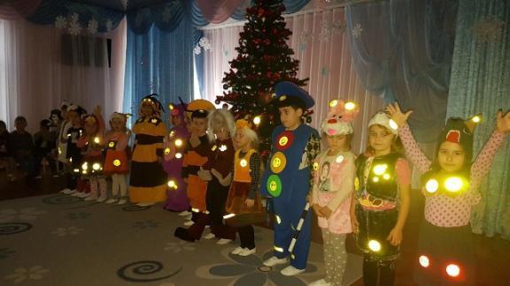 Световозвращающие костюмы демонстрируют пятигорские детсадовцы на новогодних утренниках