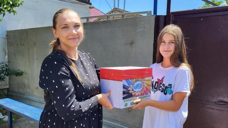 Жители Арзгирского округа Ставрополья помогли подготовится к школе беженке из Мариуполя