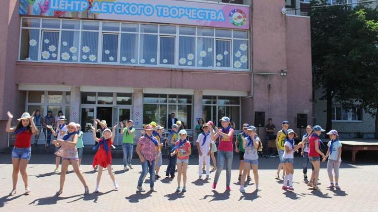 Во дворах городов Ставрополья стартовал проект ГИБДД «Каникулы с пользой»
