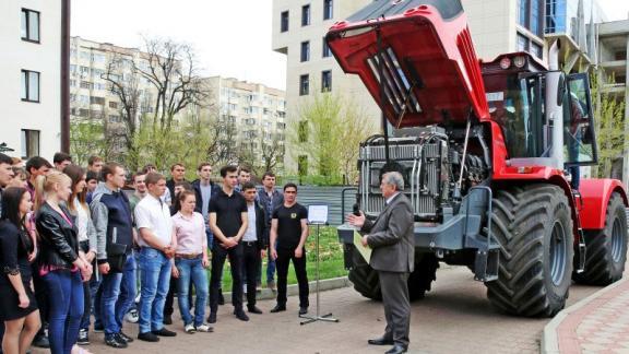 Студентам Ставропольского ГАУ демонстрировали сельхозтехнику