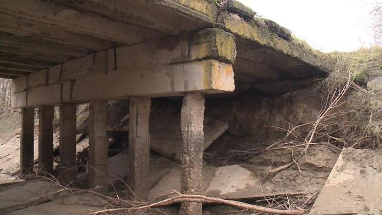 В селе Новоандреевском продолжает эксплуатироваться аварийный мост