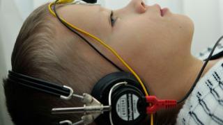 Ставропольцы с нарушениями слуха получают помощь специалистов центров соцобслуживания