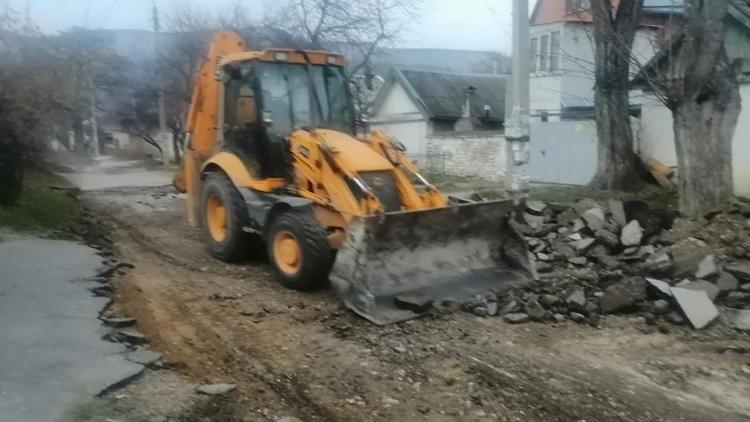 Дороги сразу по нескольким улицам ремонтируют в Кисловодске