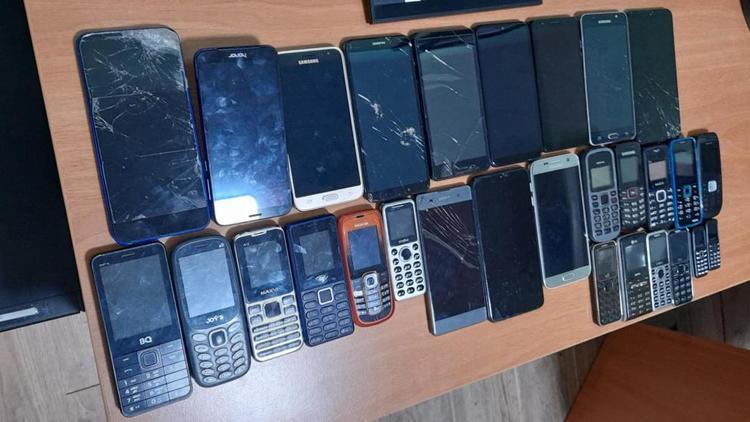 Почти 30 телефонов двое мужчин пытались доставить в ставропольскую колонию