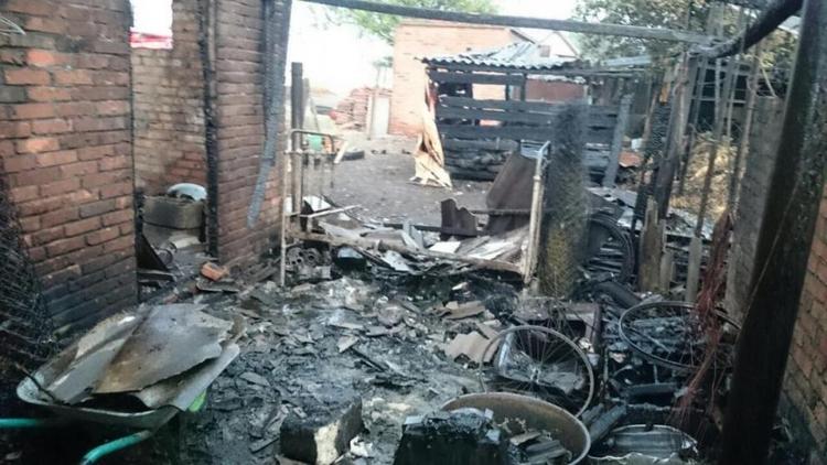 Костер из мусора стал причиной большого пожара в Кировском районе