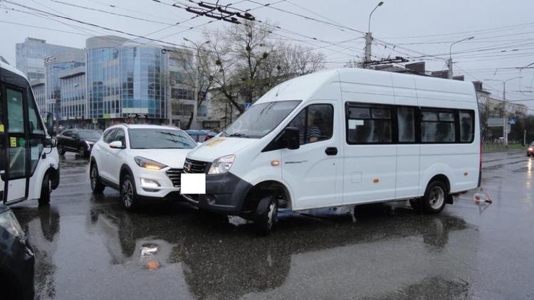 В Ставрополе маршрутка столкнулась с иномаркой: пострадал один человек