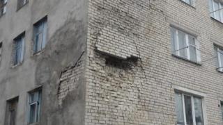 В одном из общежитий Ставрополя частично обрушилась кирпичная стена