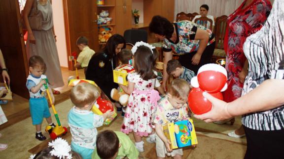 Судебные приставы привезли подарки воспитанникам Ставропольского дома ребенка