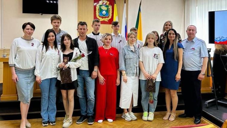 Накануне Дня России юным жителям Невинномысска вручили паспорта