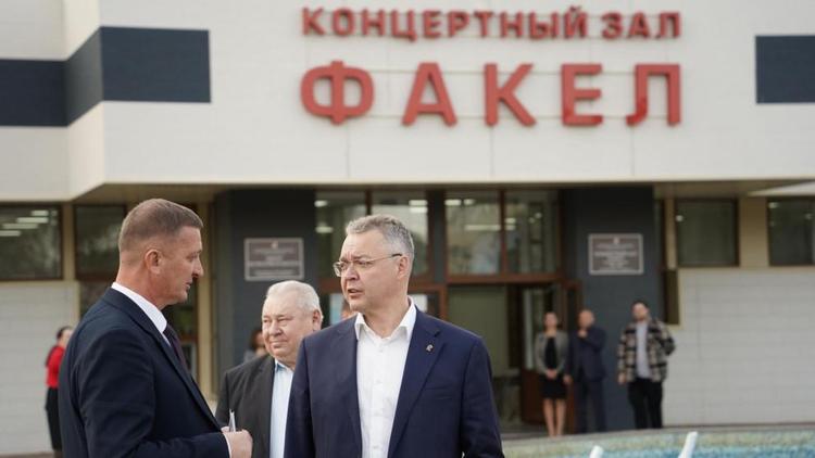 Губернатор Владимиров проинспектировал модернизацию концертного зала «Факел» в Изобильном