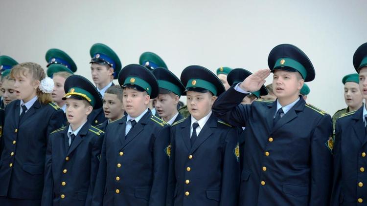 В невинномысской школе прошёл обряд освящения кадетского знамени