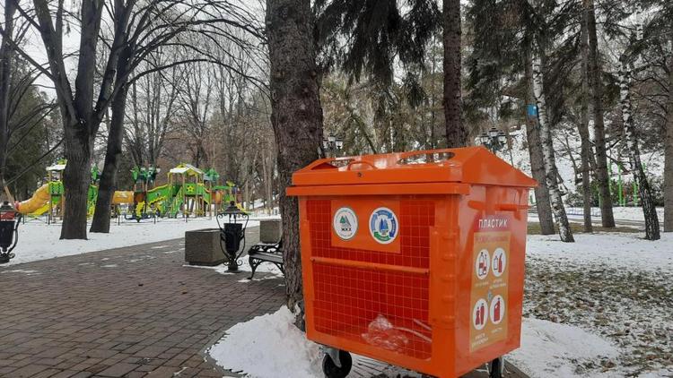 В Кисловодске появились 40 новых контейнеров для раздельного сбора мусора 