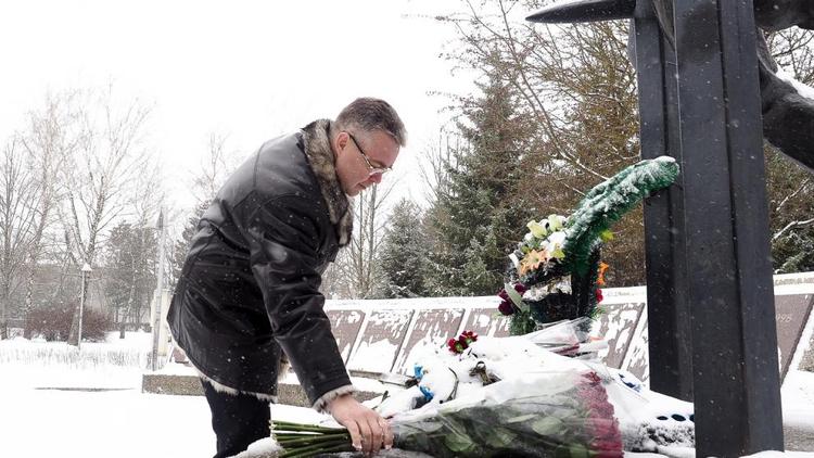 Владимир Владимиров возложил цветы к памятнику ставропольцам, погибшим при исполнении воинского долга