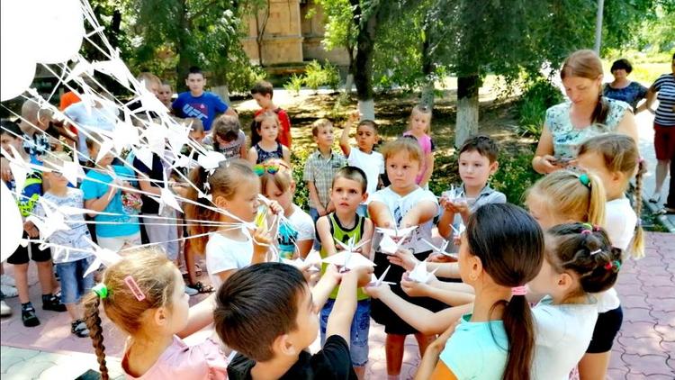 В Кировском округе дети запустили в небо 22 бумажных журавлика